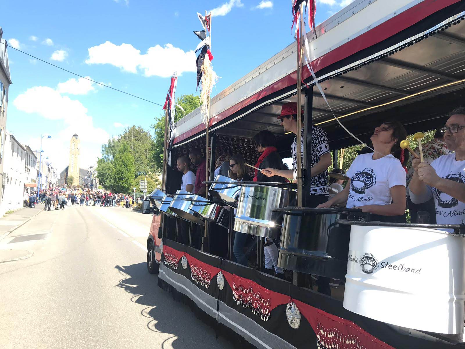 Photo du groupe du singleband sur le Kaiso Kamion lors de fanfares en fête