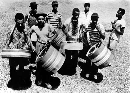 Un des premiers steelband de Trinidad et Tobago
